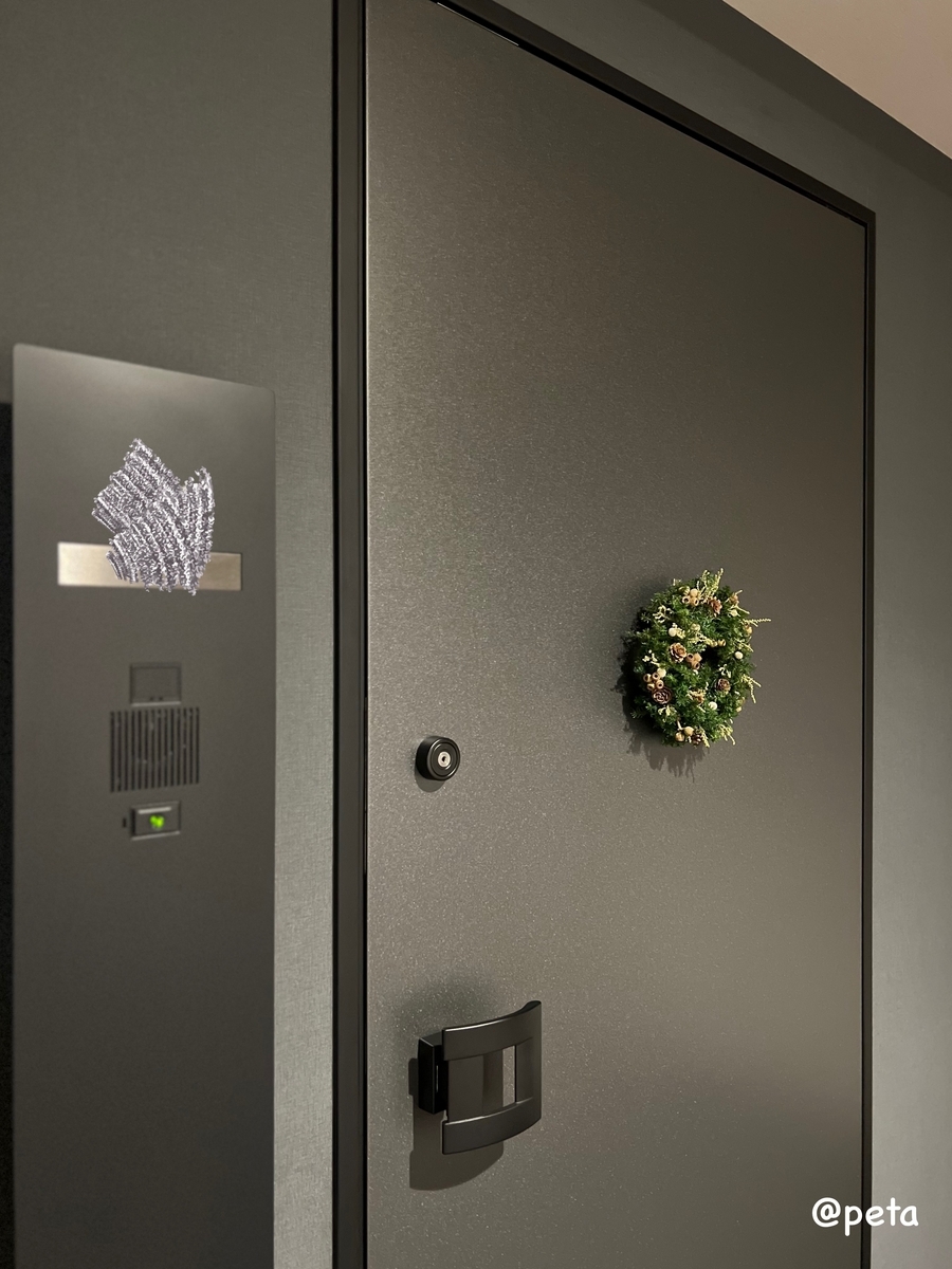 玄関（外側）に飾ったクリスマスリース